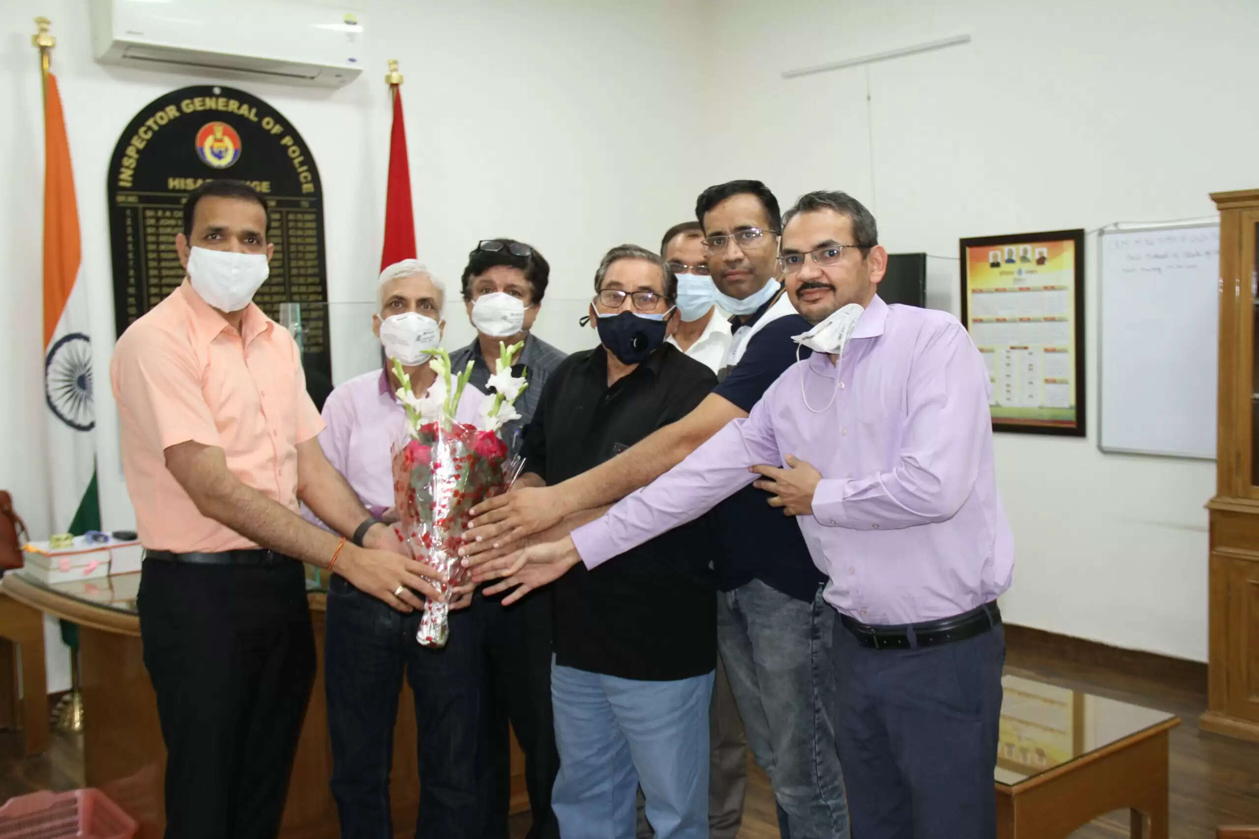 महामारी के दौरान निशुल्क परामर्श देने वाले डॉक्टरों को आईजी ने किया सम्मानित