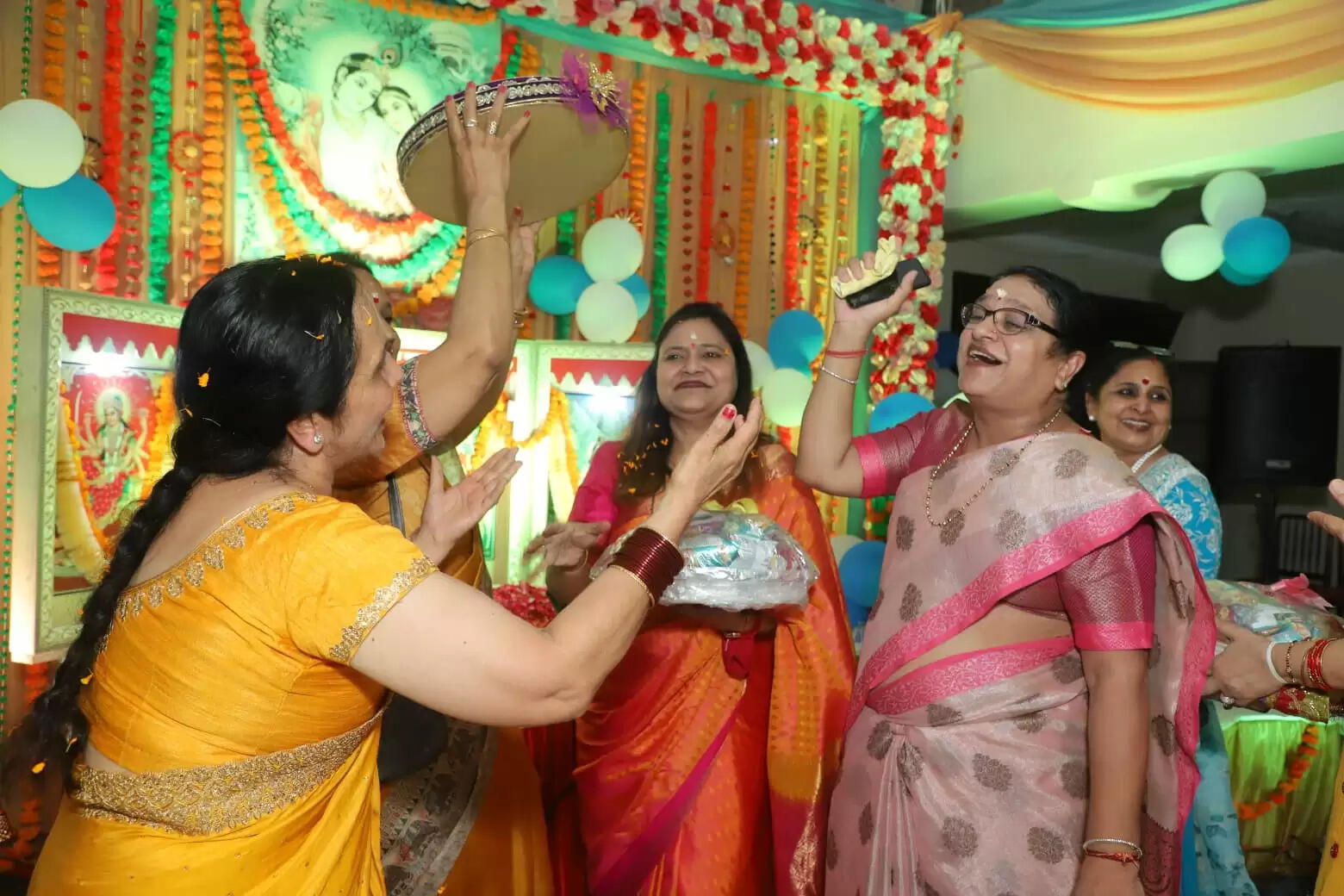 मोक्ष आश्रम में वृद्धजनों के साथ मनाई कृष्ण जन्माष्टमी