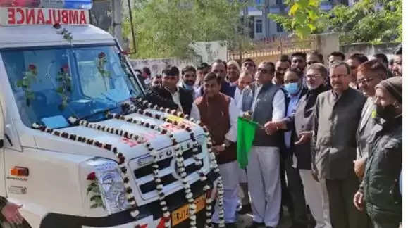 कोरोना क्यों फैल रहा है, इन 10 फोटों को देखिए, आम आदमी के लिए गाइडलाइन तो नेताओं को छूट क्यों?