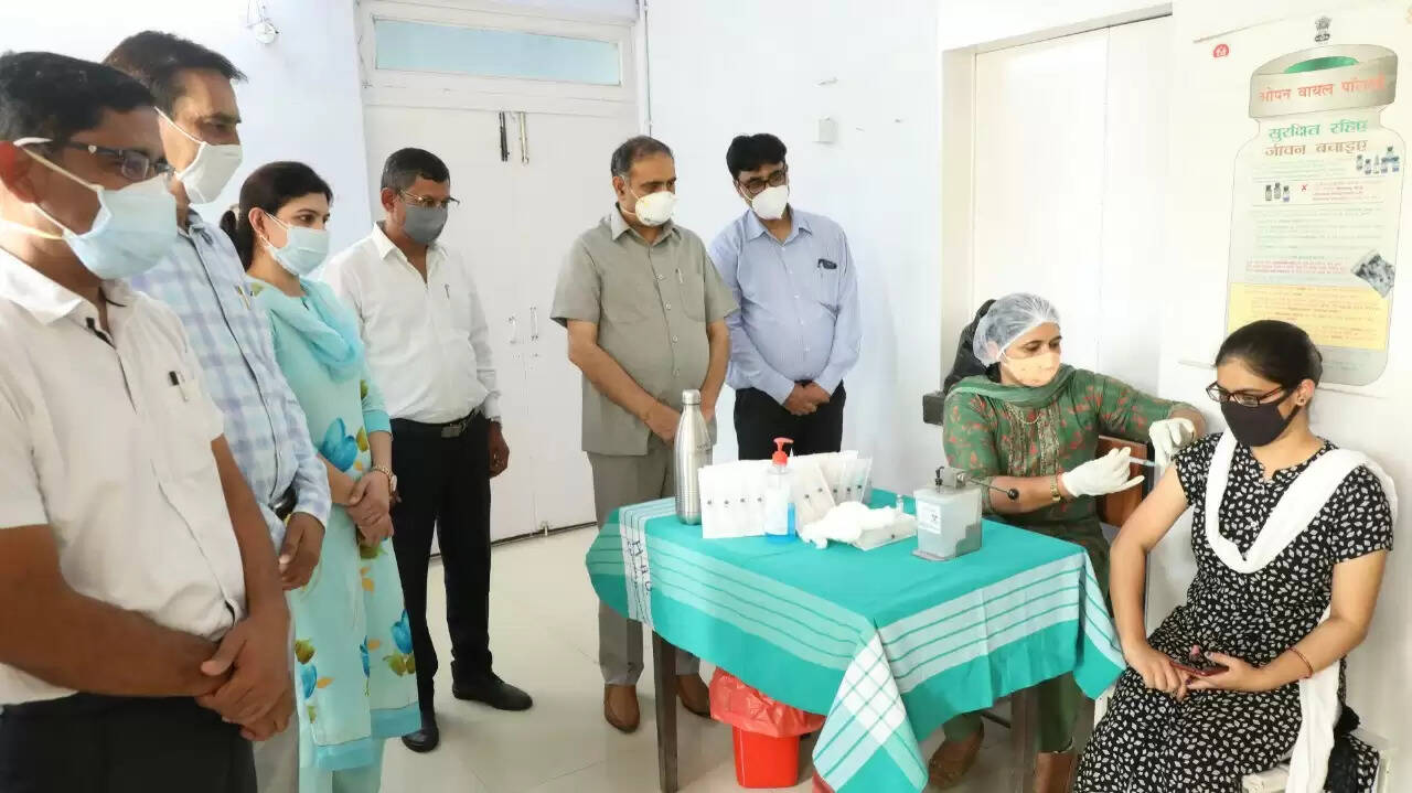 प्रत्येक कर्मचारी व उसके परिजनों का टीकाकरण हमारा लक्ष्य : प्रोफेसर बी.आर. काम्बोज