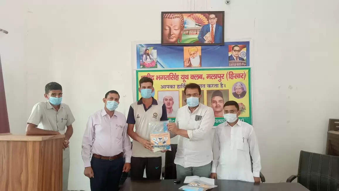 दोस्तों ,आओ चलें जिंदगी बचाएं मुहिम के तहत डॉ. पूनिया ने गावों में बांटी कोरोना राहत किट