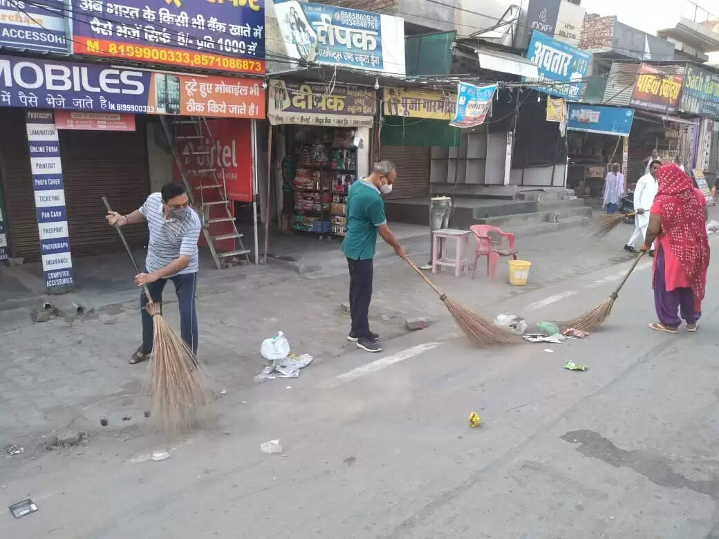 सफाई कर्मचारियों के साथ निगमायुक्त ने पटेल नगर की सड़कों पर लगाई झाडू, स्वच्छता का दिया संदेश