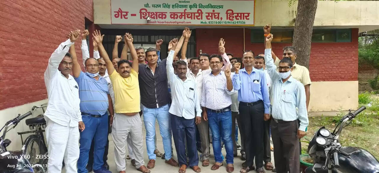 शिक्षक और गैर शिक्षक कर्मचारियों के आंदोलन को सफाई कर्मचारी यूनियन ने दिया समर्थन