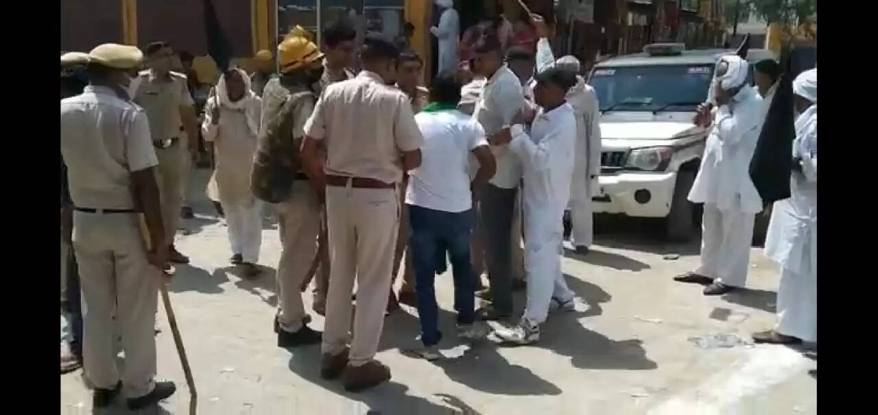 हिसार में राज्यमंत्री अनूप धानक को किसानों ने दिखाएं काले झंडे, प्रदेश में कई जगह अन्न महोत्सव का किया विरोध