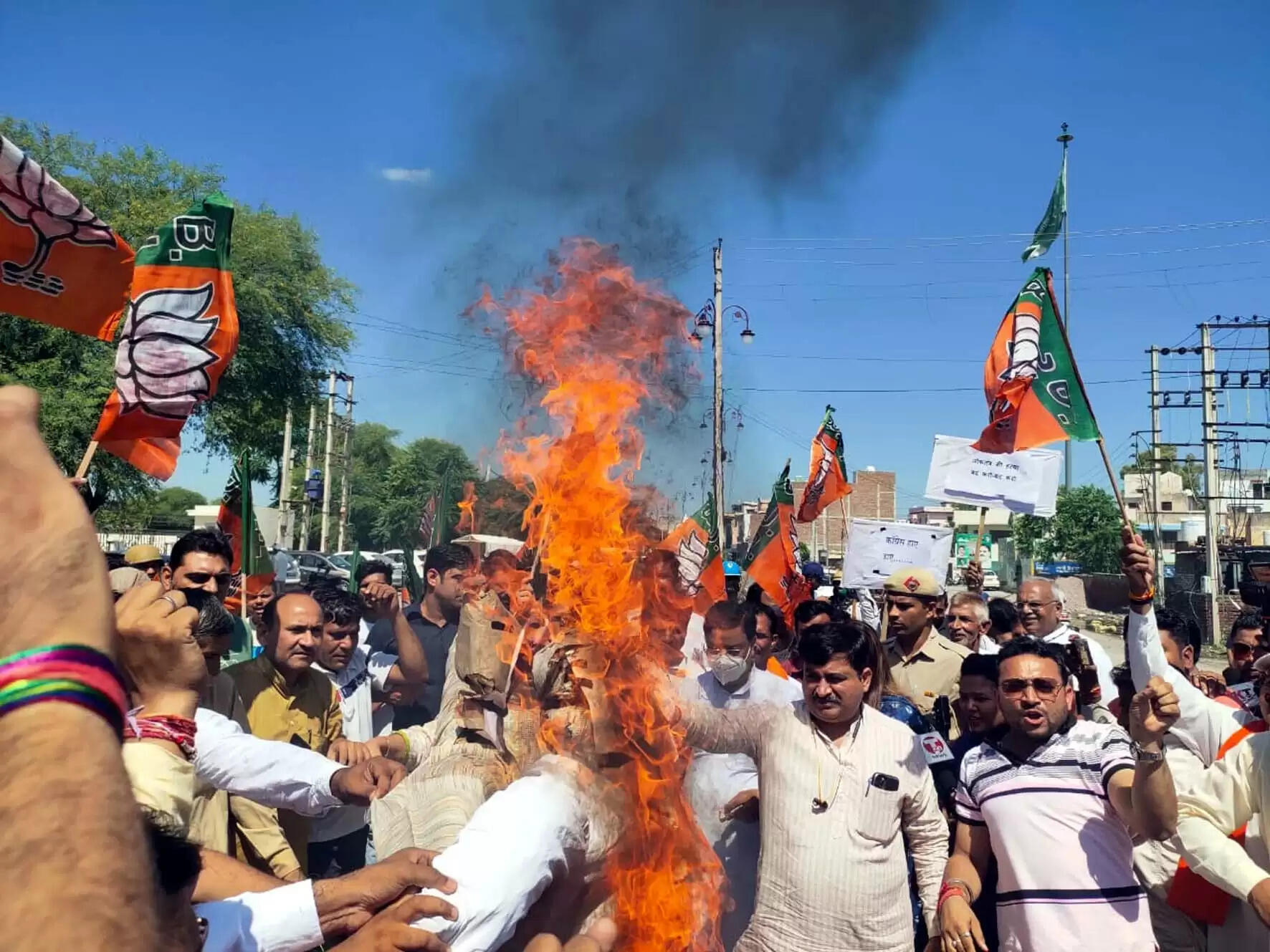 भाजपा ने पंजाब के मुख्यमंत्री कैप्टन अमरिंदर व कांग्रेस नेता राहुल गांधी का पुतला फूंका