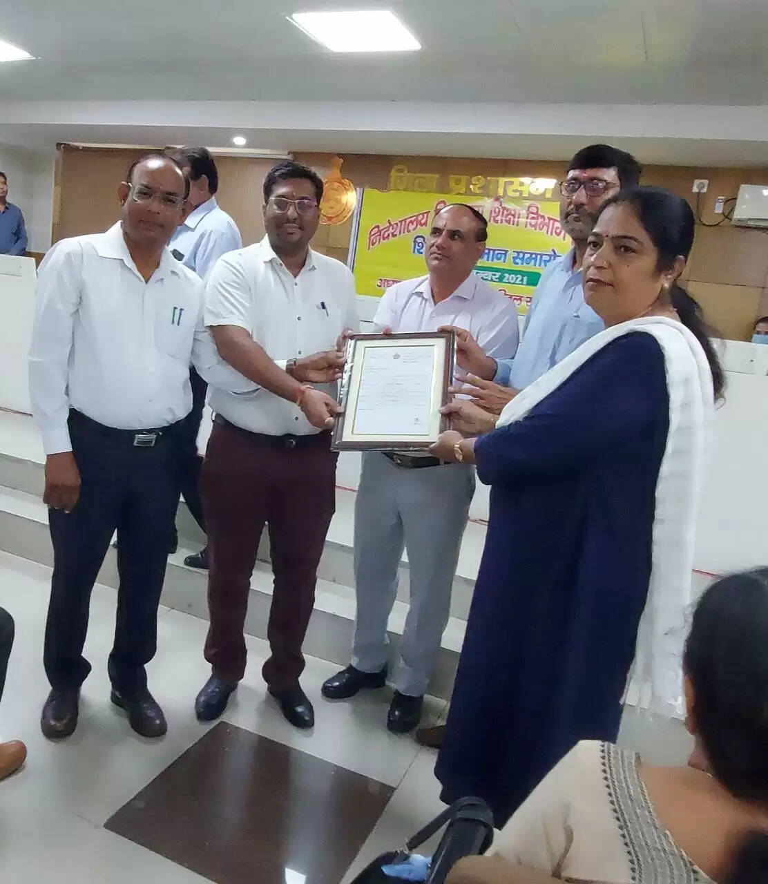 सरकारी स्कूलों में नामांकन में उत्कृष्ट बढ़ोतरी करने वाले प्राचार्यो, मुख्याध्यापकों को किया सम्मानित : अतिरिक्त उपायुक्त