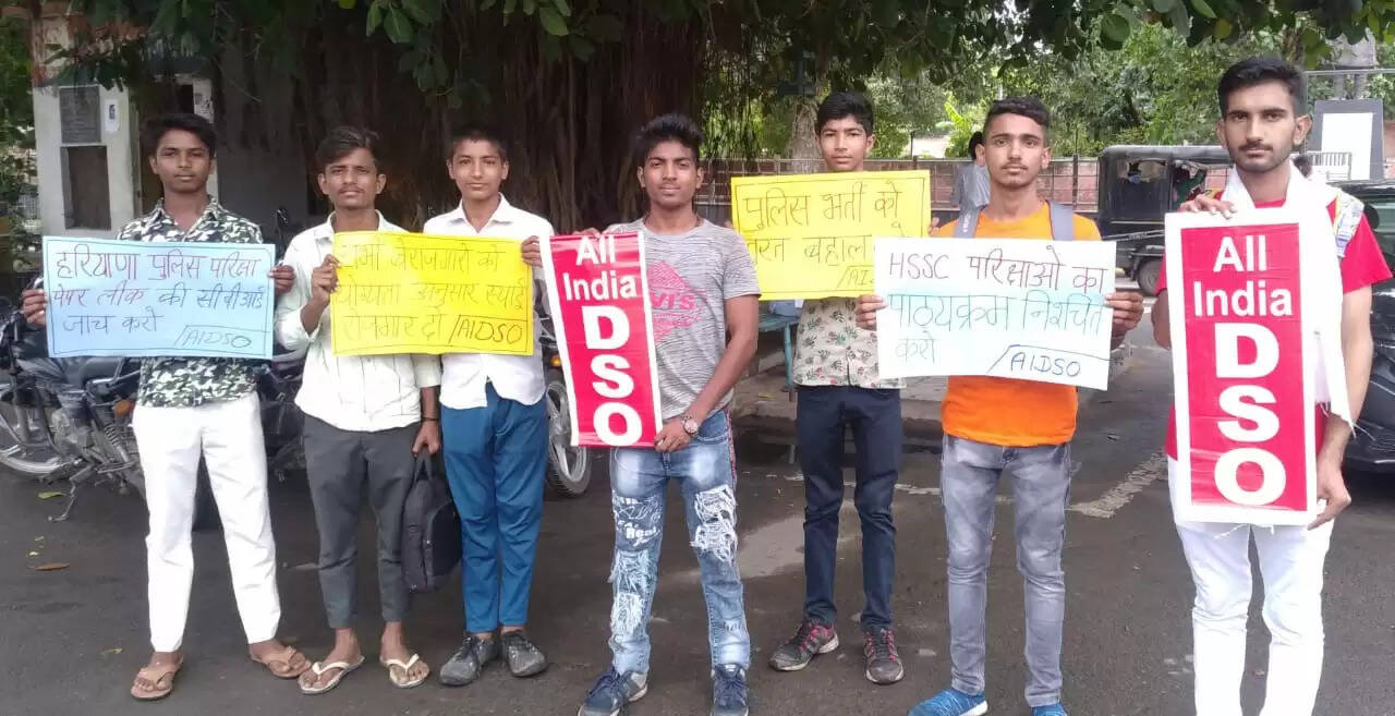 पुलिस भर्ती पेपर लीक होने के विरोध में उतरे छात्र