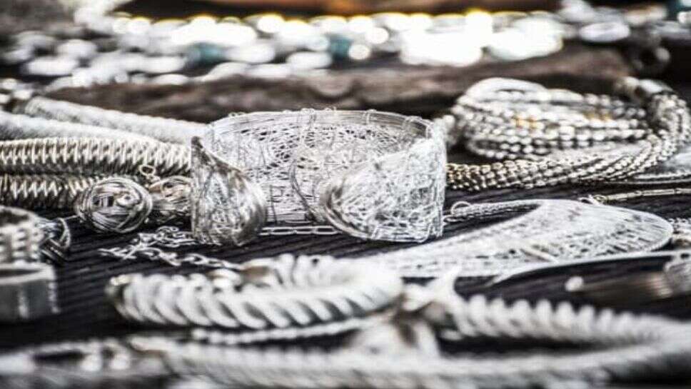 Silver : अब काली पड़ी चांदी की टूम मिनटों में जाएगी चमक, इन 5 तरीकों से करें साफ&nbsp;