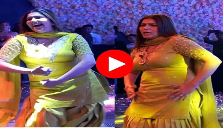 Sapna Choudhary Dance : सपना चौधरी ने स्टेज पर दिखाई बलखाती अदाएं, वायरल हुआ वीडियो