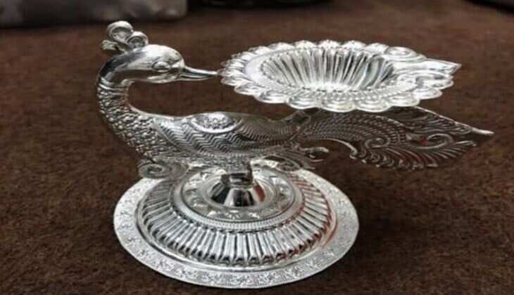 Vastu Tips : ऐसा चांदी का मोर घर में रखने से चमक जाएगी किस्मत, हो जाओगे मालामाल