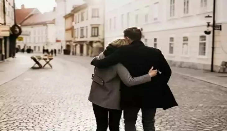 मेरी कहानी: मेरे पिता अपनी उम्र में आधी पड़ोसन के साथ करना चाहते हैं शादी