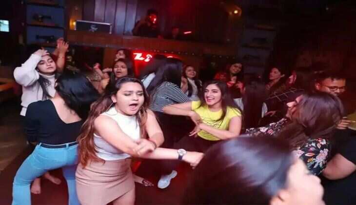 रात 10 बजे के बाद रंगीन हो जाती है Delhi की ये 4 जगहें, सुबह तीन बजे तक मौज करते हैं लोग