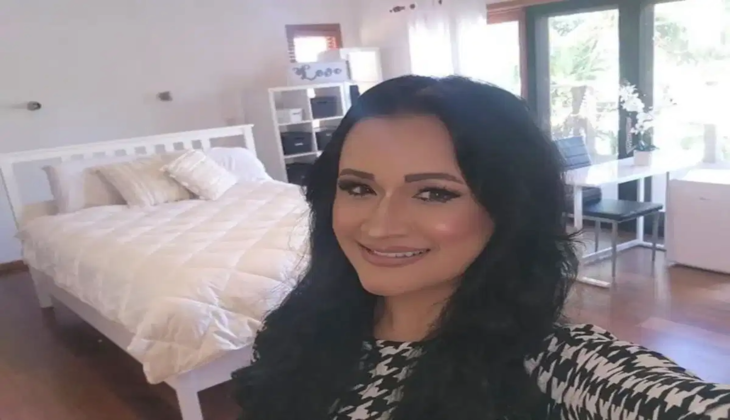  मोनिक जेरेमिया अपने बेड का आधा हिस्सा 