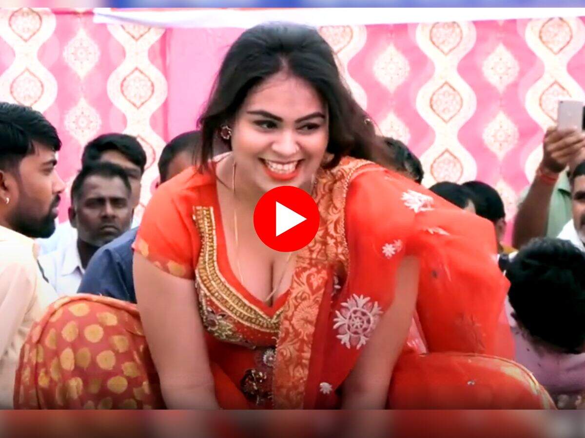 RC Upadhyay Dance : लाल सूट में आधा घूंघट कर आरसी उपाध्याय करने लगी प्यार भरे इशारे, बूढ़ों में भी आया जोश