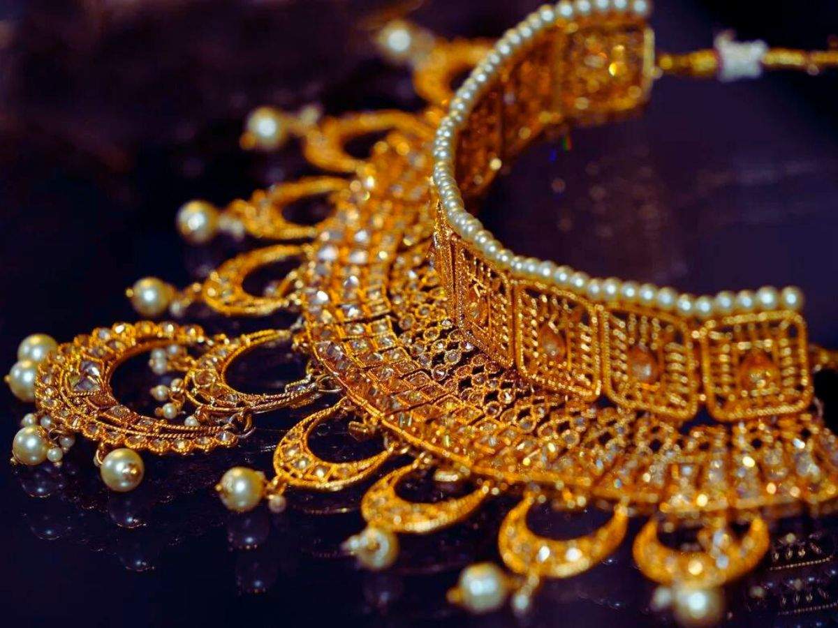 Gold Rate Today: 3300 रुपये सस्ता हो गया सोना, फटाफट चेक कर लें अपने शहर के रेट