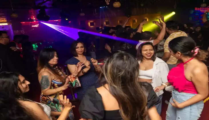 Delhi की इन जगहों पर दोस्तों के साथ नाइटलाइफ का ले सकते हैं मजा, विदेशों जैसा होगा यहां का नजारा