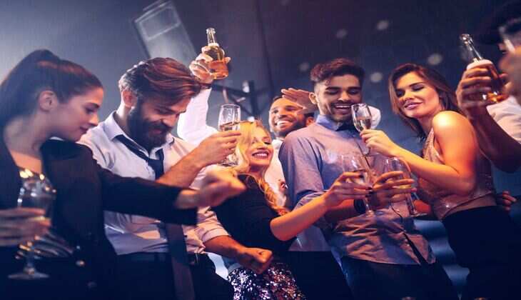 Night Life : अगर दोस्तों के साथ करना चाहते हैं Night Out, तो इन जगहों पर रात भर चलती है पार्टी