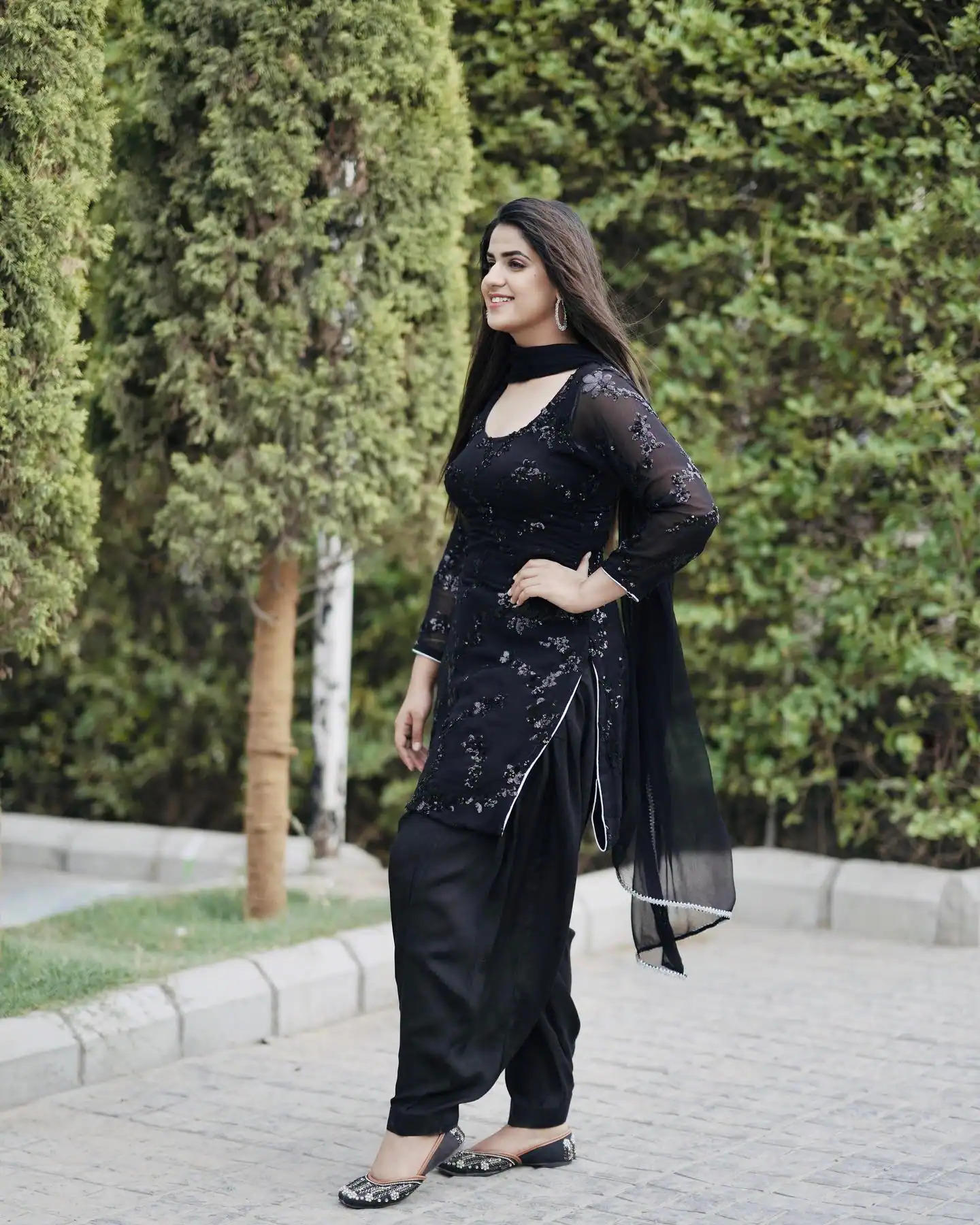 Haryanvi Singer : प्रांजल दहिया ने ब्लैक सूट में दी ऐसी पोज, फैंस हुए दीवाने