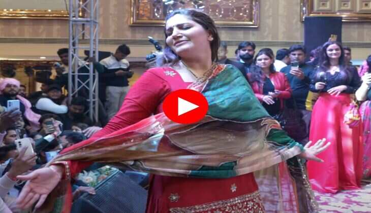 Haryanvi dance video : पानी छलके गाने पर सपना चौधरी नाच नाच कर पसीने से हुई तर, लोग कर रहे वीडियो रिकॉर्ड