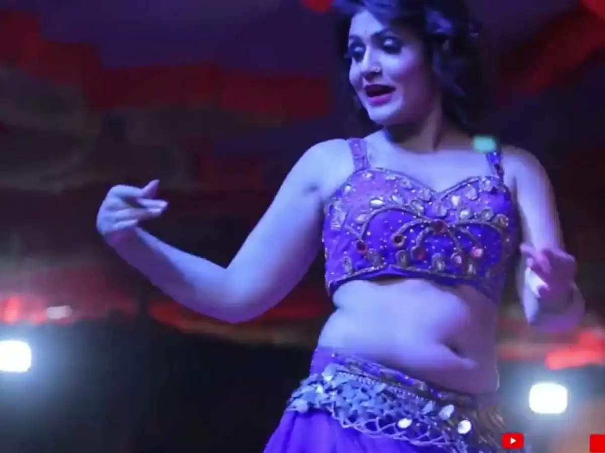 Dance Video : गोरी नागोरी ने स्टेज पर अपनी हॉट कमरिया से फैंस के दिलों पर किया जादू