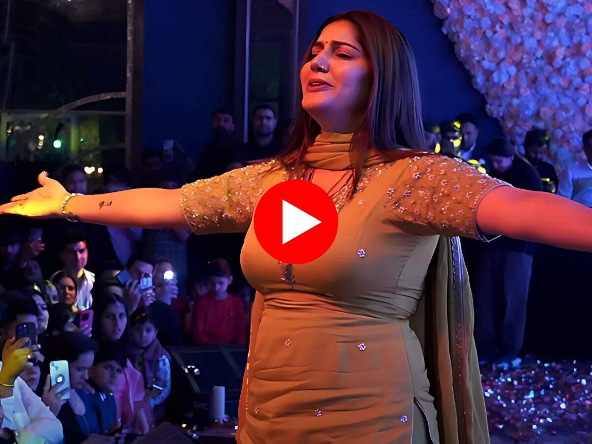Sapna Choudhary Dance : सपना चौधरी के स्टेज पर ठुमकों से कर दी बरसात, लोगों ने खूब उड़ाए नोट