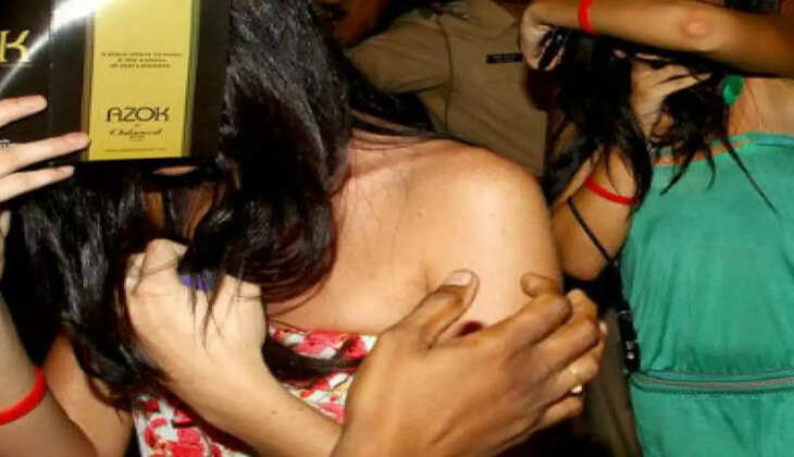 hotal raid :  देवरों के साथ होटल के कमरे में मिलीं 2 महिलाएं, फिर छुपाने लगी मुंह