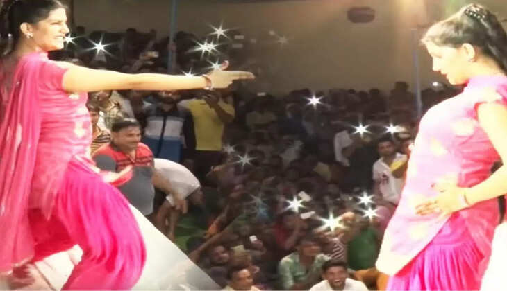 Sapna Choudhary ने 'पानी छलके' पर मारे ऐसे ठुमके, एक टक देखती रह गई लोगों की भीड़