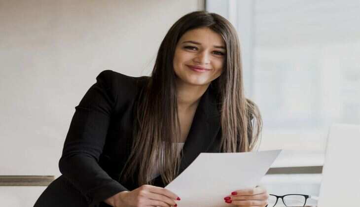 Jobs : भारतीय महिलाओं को नौकरी के लिए भा रहा ये देश, कमाई में बजाया डंका