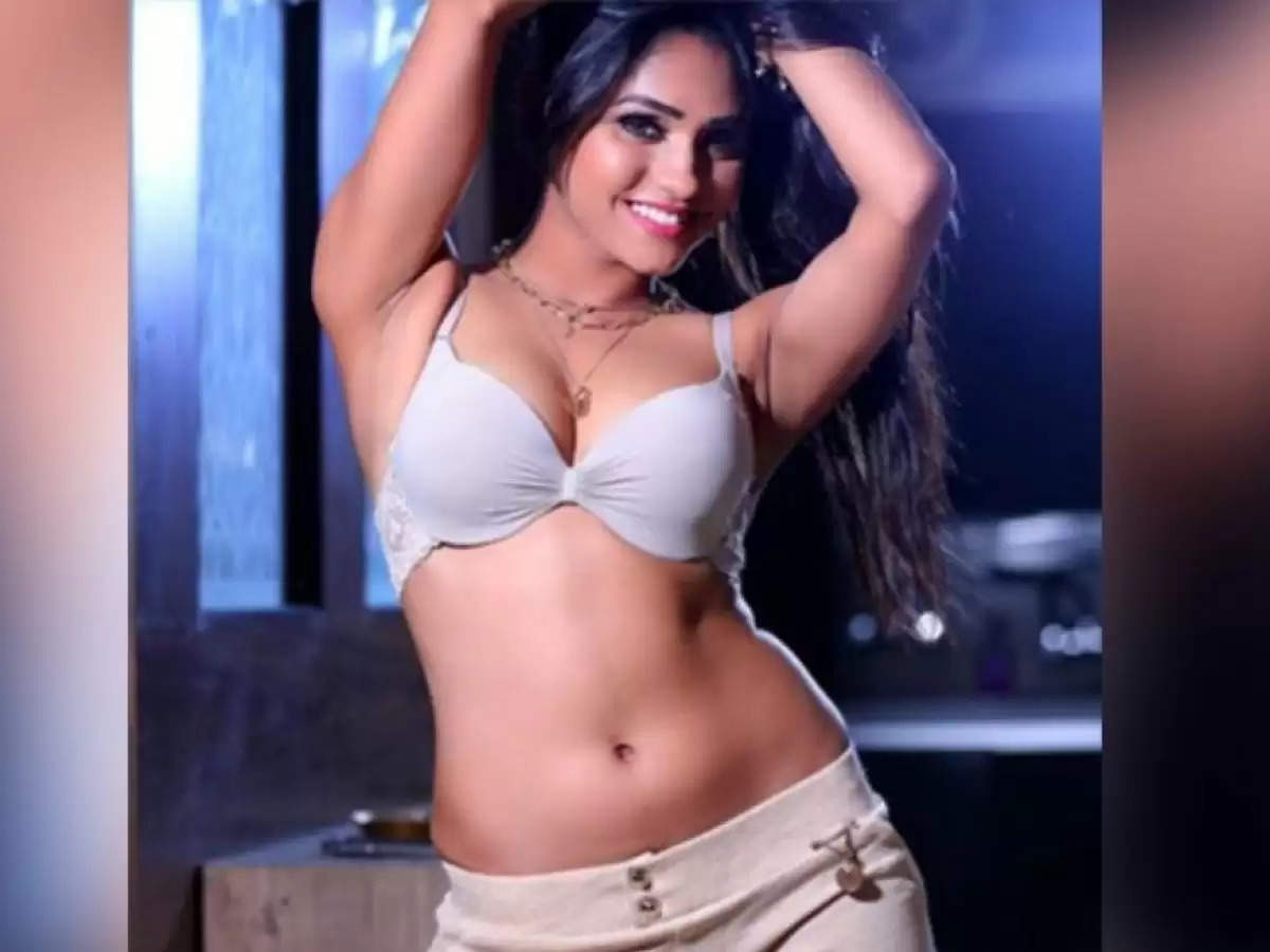 Bhojhpuri Actress श्वेता शर्मा ने Bra-pants पहन पानी में लगाई आग,  फ्लॉन्ट किया टोन्ड 