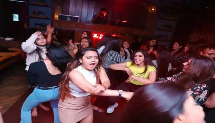 Delhi Nightlife : रात में रंगीन हो जाती हैं Delhi की ये 8 जगहें, विदेशों से यहां घूमने आते हैं लोग
