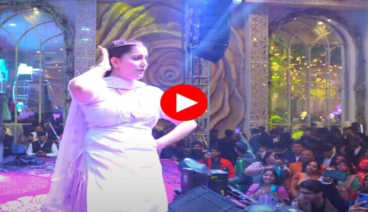 Sapna Choudhary ने स्टेज पर दिलकश अदाओं से गिराई बिजलियां, देख फिदा हुए फैंस