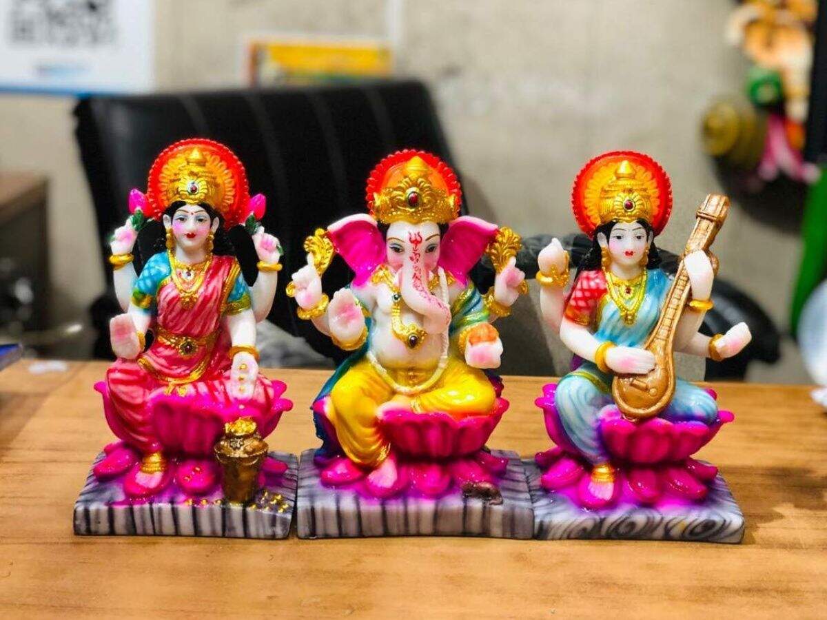 Vastu Tips : घर के मंदिर में भगवान की मूर्ति रखने से पहले इन बातों का रखें ध्यान, वरना हो सकती है पैसों की तंगी