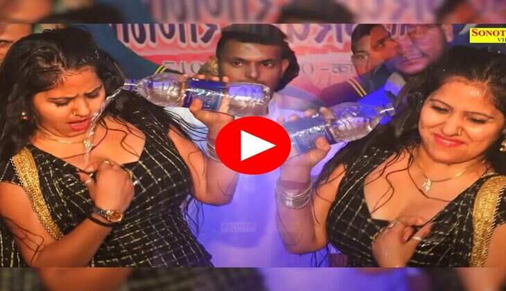 Haryanvi Dance : स्टेज पर रचना तिवारी ने कुर्ती में डाला पानी, माहौल हो गया गर्म 