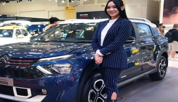 ग्राहक Citroen C3 Aircross खरीदते हुए 