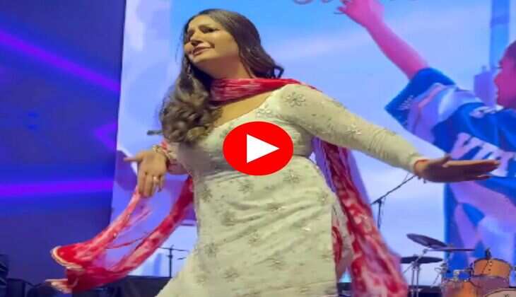 Sapna Choudhary Dance : चमकीली रोशनी के बीच सपना चौधरी ने लगाए ताबड़तोड़ ठुमके, देख फैंस का मचला दिल
