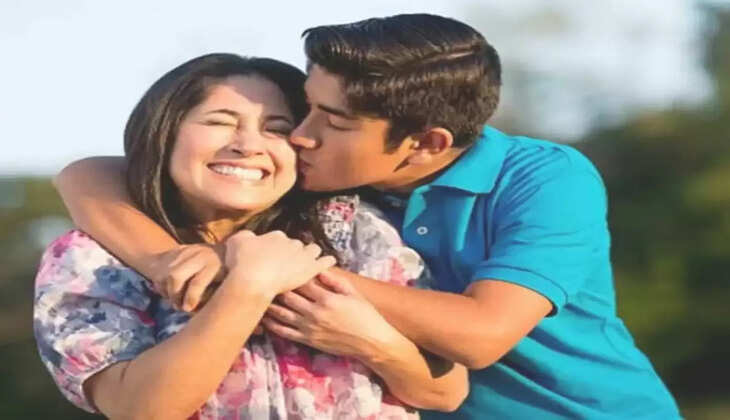 My Story: मै मेरे बेटे की उम्र के लड़के के प्यार में पागल हो गई हूं, मुझे कुछ समझ नहीं आ रहा है&nbsp;