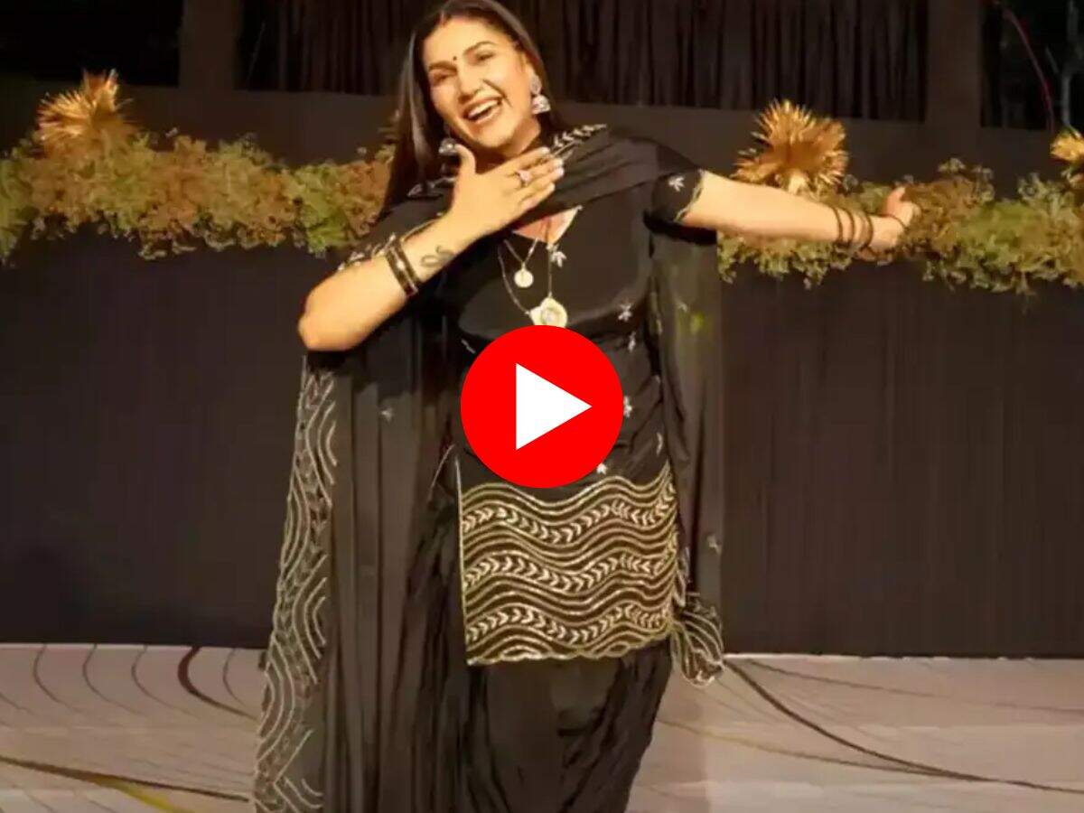 Sapna Choudhary Dance : स्टेज पर खड़ी खड़ी मटकर सपना ने किया गजब का डांस, फैंस हुए मदहोश
