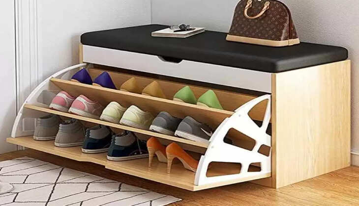 इस दिशा में कभी न रखें जूते-चप्पल वरना हो जाएंगे दाने-दाने के मोहताज