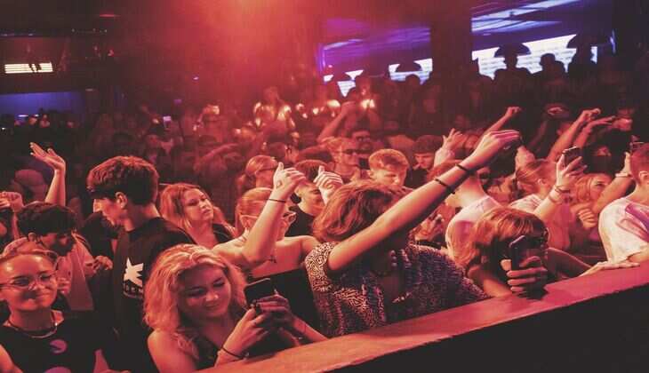 रात के 9 बजे के बाद Noida की इन 3 जगहें हो जाती है रंगीन