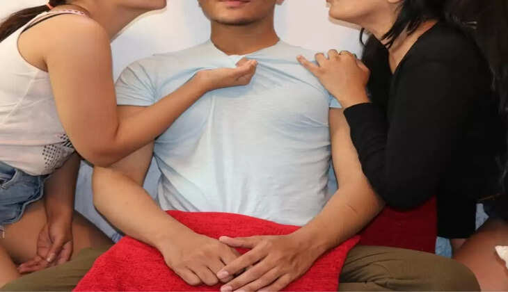 एक लड़का दो लड़कियां रोमांस