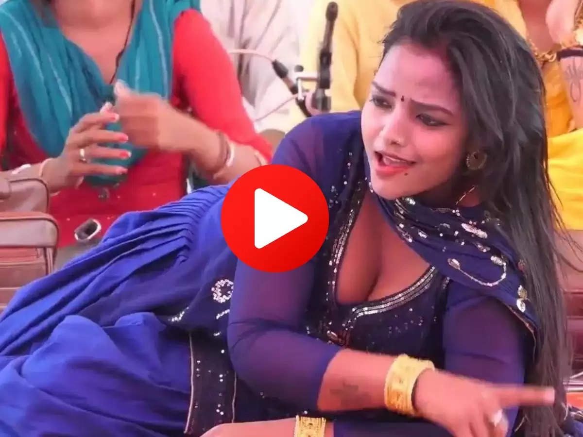 Dance Video Viral :  स्टेज पर लेट लेट कर नाची कोमल और ममता, दातों में होठ दबाकर किए इशारे