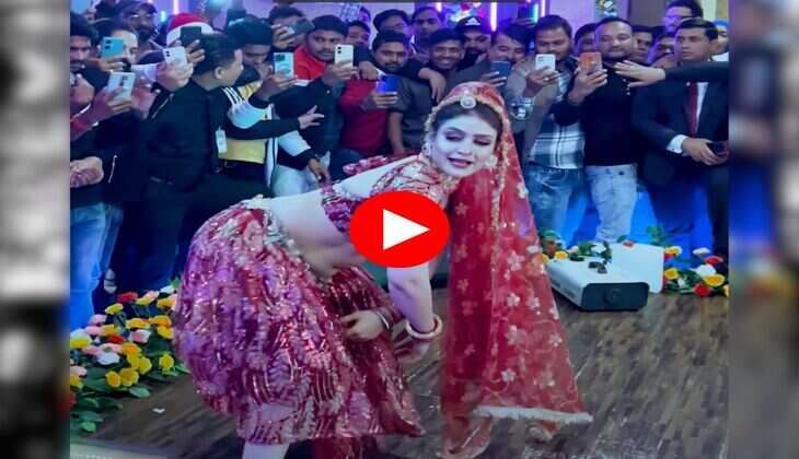 Gori Nagori Dance : गोरी नागोरी ने स्टेज पर मटकाया हैवी फीगर, अदाओं को देख क्रेजी हुए फैंस