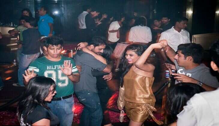 NCR की इन 6 जगहों पर कभी नहीं होती रात, लोग पूरी रात बनाते हैं मूड