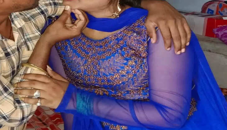 My Story : शादीशुदा महिला पड़ोसी के साथ बेडरूम में मना रही थी रंगरलियां