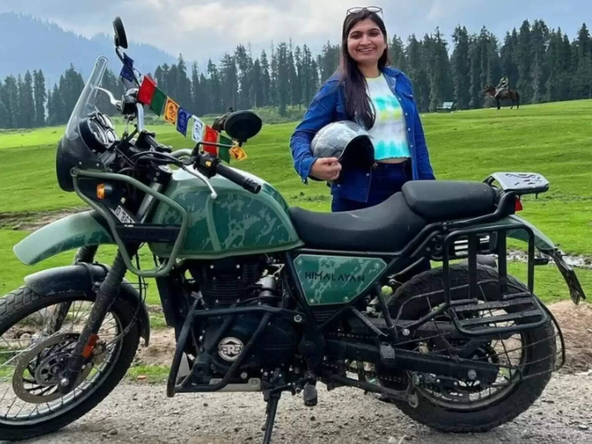 कभी पिस्टल चलाती तो कभी पहाड़ो पर बुलेट घूमाती नजर आई ये आईएएस