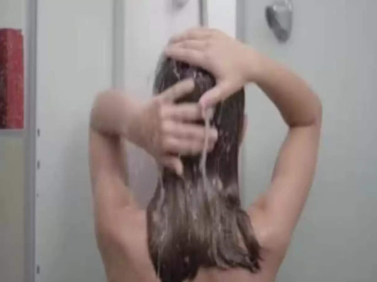 नहा रही थी युवती पड़ोसी युवक ने बना लिया Video