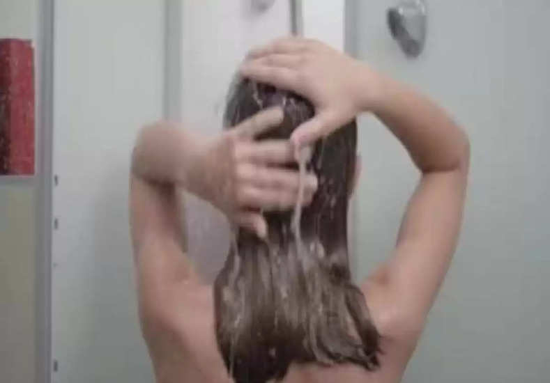 नहा रही थी युवती पड़ोसी युवक ने बना लिया Video