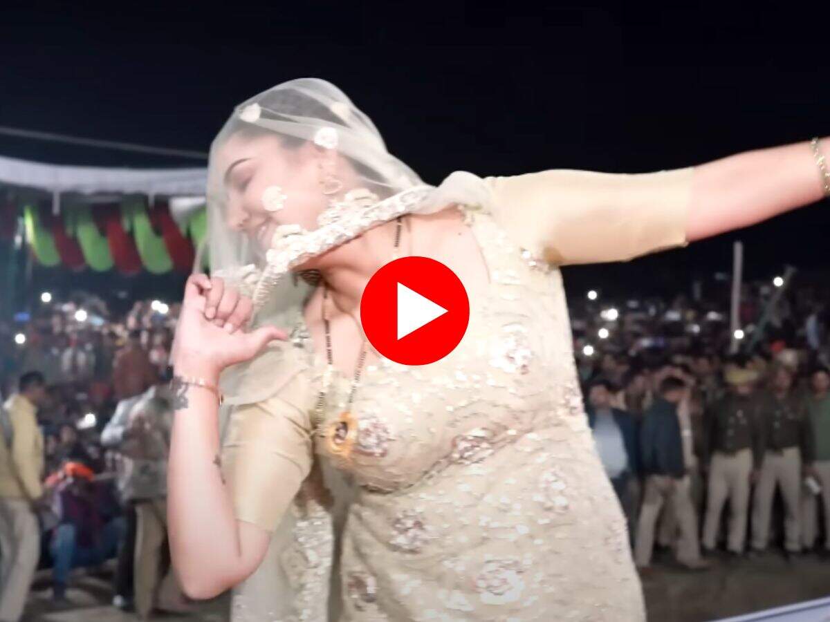 Sapna Choudhary Dance : सपना चौधरी ने स्टेज पर ठुमके लगाकर लोगो को कर दिया पानी-पानी