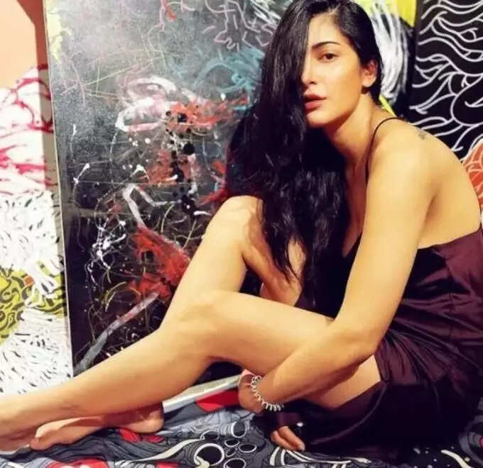 Shruti Haasan ने बॉयफ्रेंड की पेंटिंग्स के साथ दिलकश अंदाज में करवाया फोटोशूट