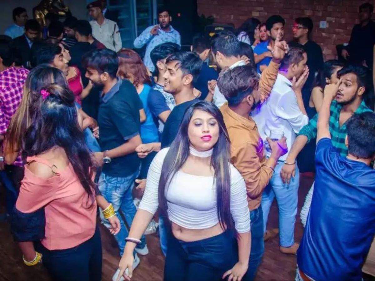 Noida Night Life : नोएडा की इन जगहों पर रात के 10 बजे बाद माहौल हो जाता रंगीन, क्लबों में देर रात तक कर सकते हैं मस्ती 